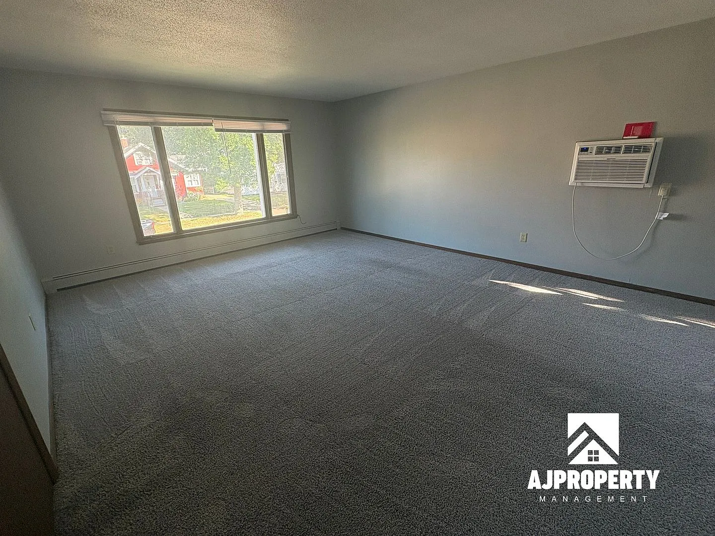 1015 S Duluth Avenue — Photo 3