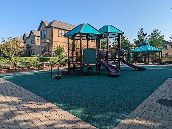 4th image of 51 Crispi Ln