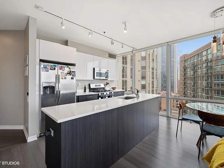 653 N Kingsbury St #1401 — Photo 7