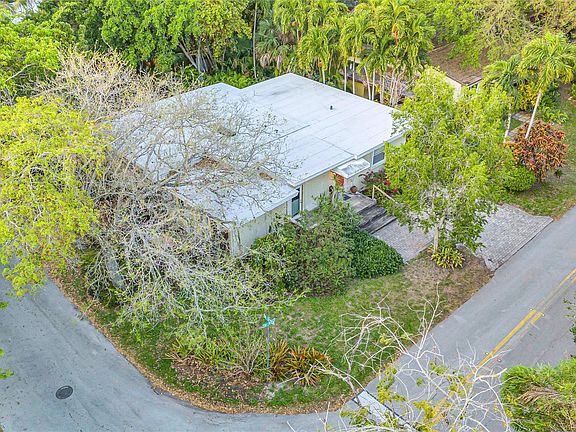 5th image of 1413 SW 8th Court