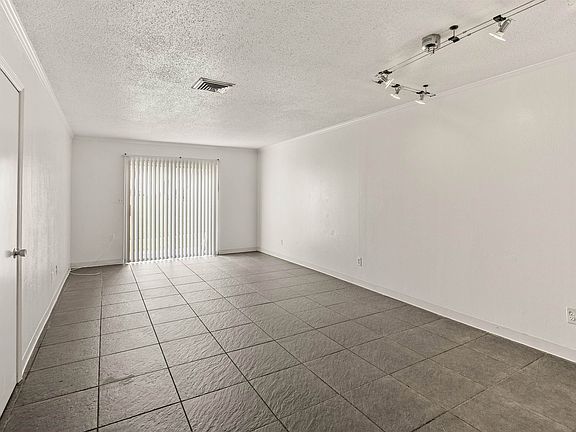 3rd image of 2325 W Pensacola St APT 154