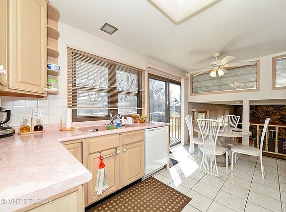 3rd image of 883 Lakeside Dr