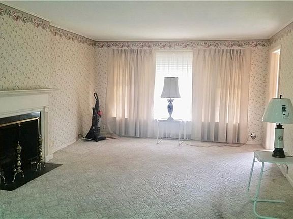3rd image of 394 Dumbarton Blvd