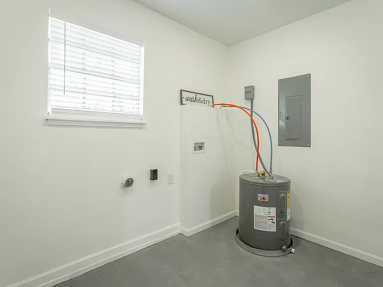 1403 Clearpoint Dr — Photo 8