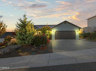 803 S 4th Street Loop, Selah, WA 98942