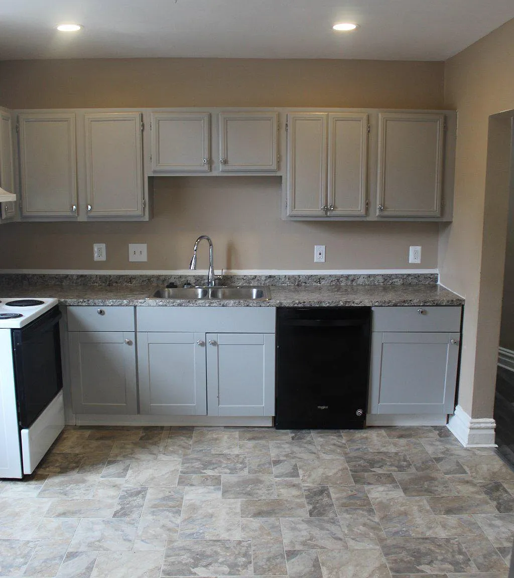3 bed, 1.5 bath, 1300 sqft, $1,500 — Photo 3