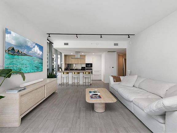 4th image of 1000 Brickell Plz #2815