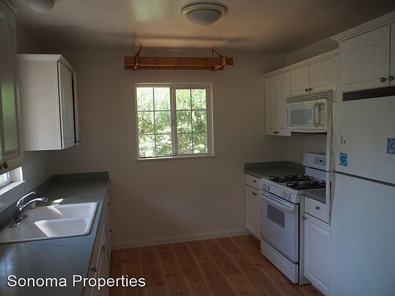 5th image of 308 Thomson Ave