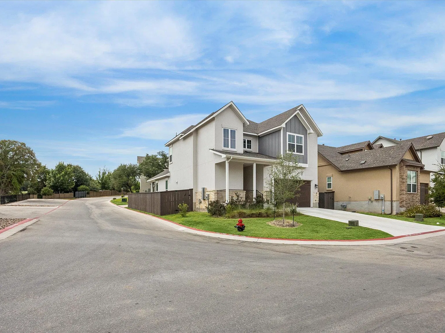4 bed, 2.5 bath, 2381 sqft, $3,100 — Photo 2