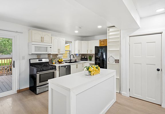 2nd image of 813 W Perry St
