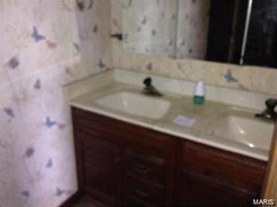 4th image of 3204 Royalton Ave