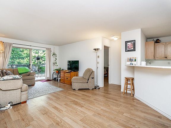 4th image of 10743 139th St #105