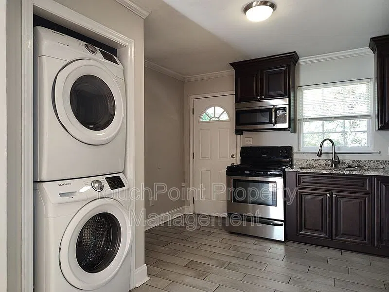 3 bed, 1.0 bath, 988 sqft, $1,995 — Photo 4