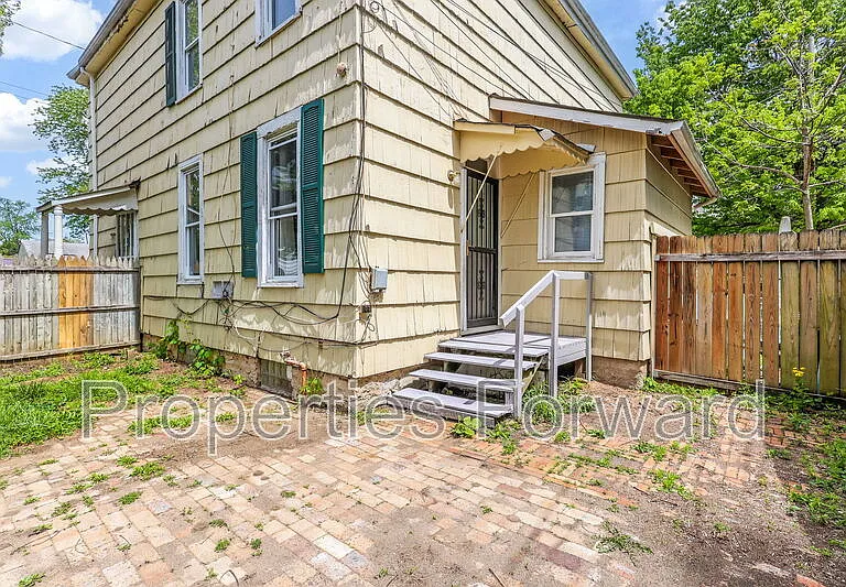 673 E Sycamore St — Photo 28
