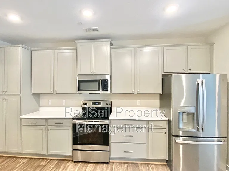 1008 Celia Ct — Photo 9