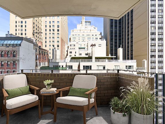 3rd image of 58 W 58th St APT 10C
