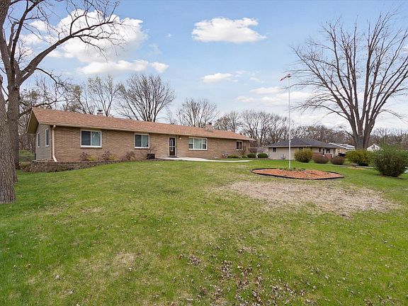 3rd image of 911 Crystal Dr