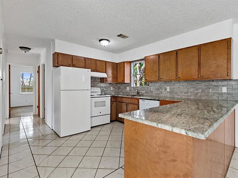 6 El Sol St — Photo 3