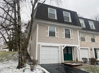 10 Hickory Ln, Cary, IL 60013