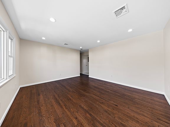 5th image of 11 Sibel Ct Unit 2
