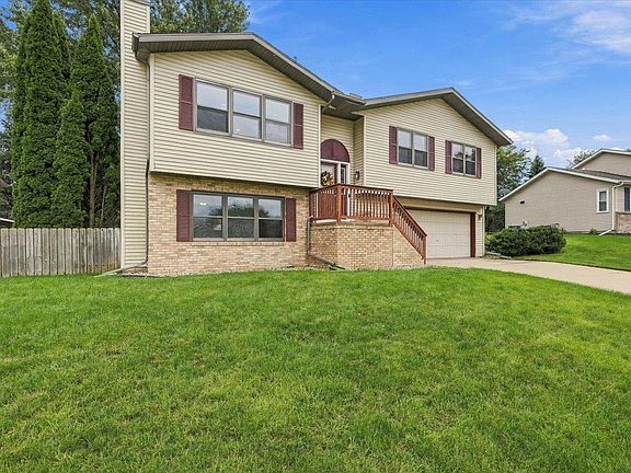 4th image of 622 N Woods Edge Dr