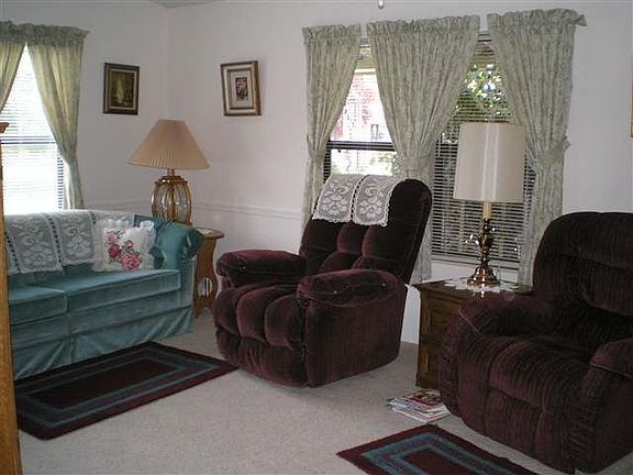 3rd image of 104 Kristin Dr