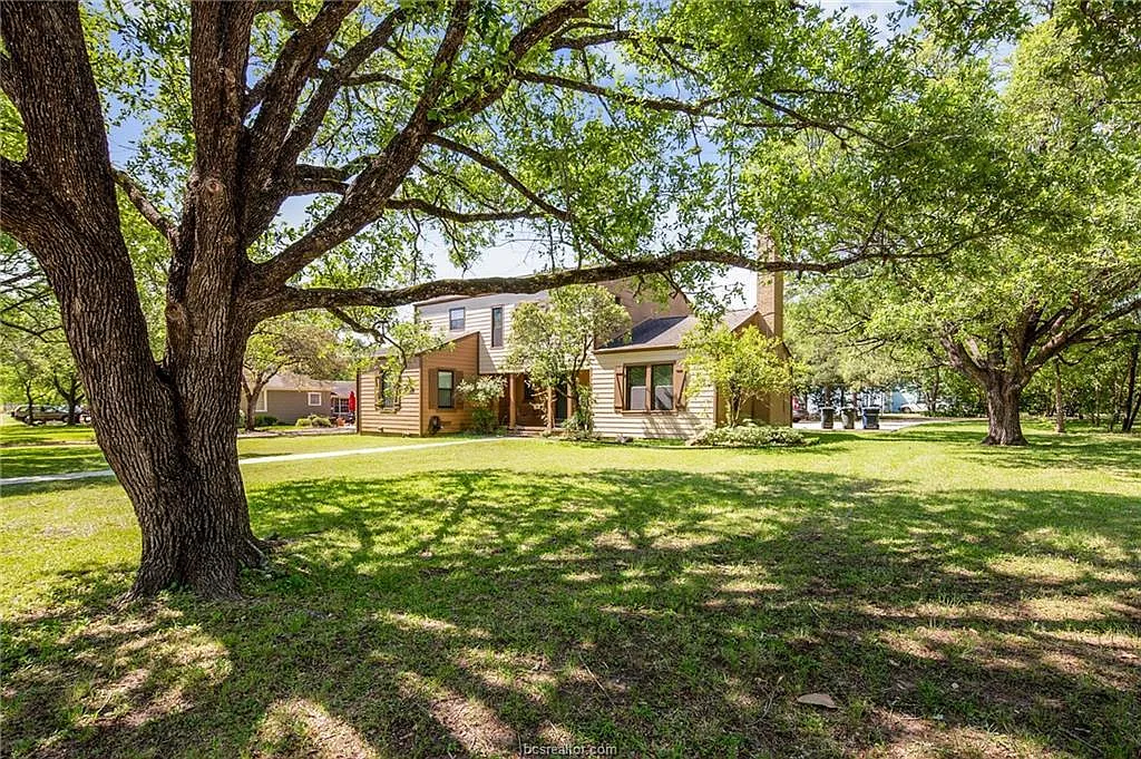 4 bed, 2500 sqft, $2,800 — Photo 1
