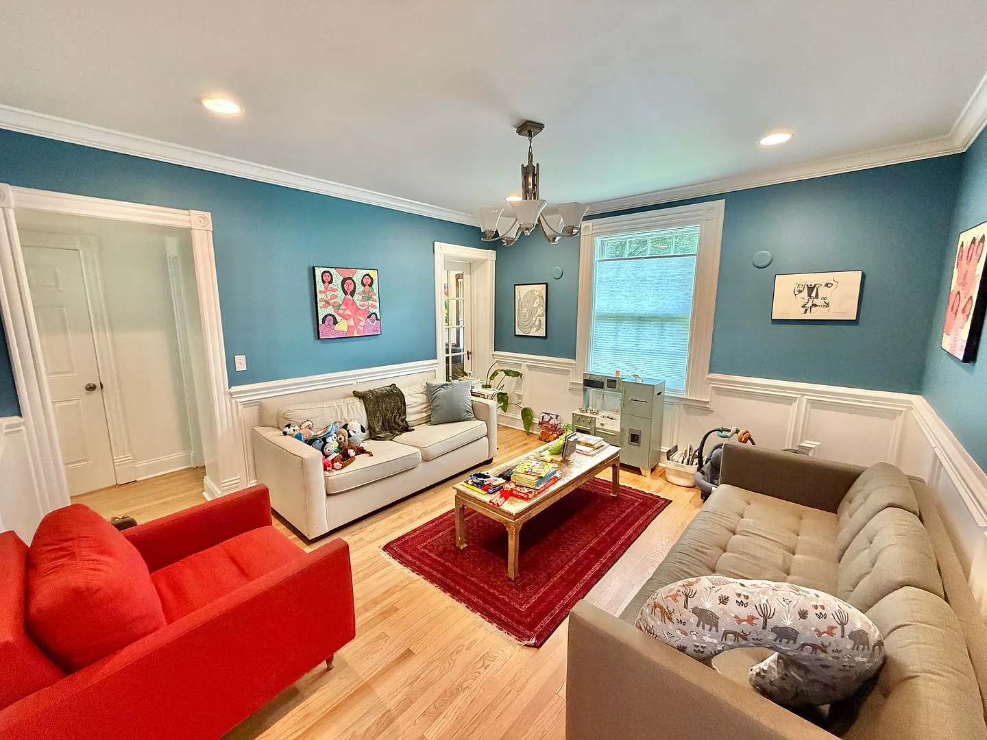 Highly Sought After Shepherds Park Furnished Spacious 4 Bedroom Executive Home with Yard — Photo 3