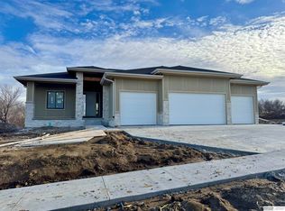 8958 Von St, Papillion, NE 68046