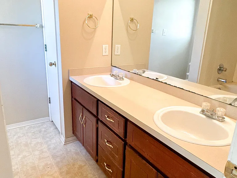 1456 Champion Cv — Photo 18