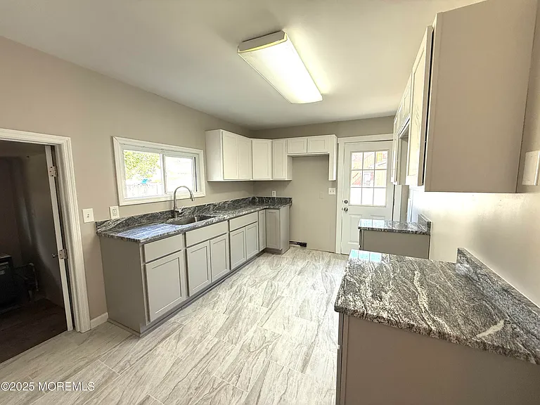 410 Bay Way — Photo 4