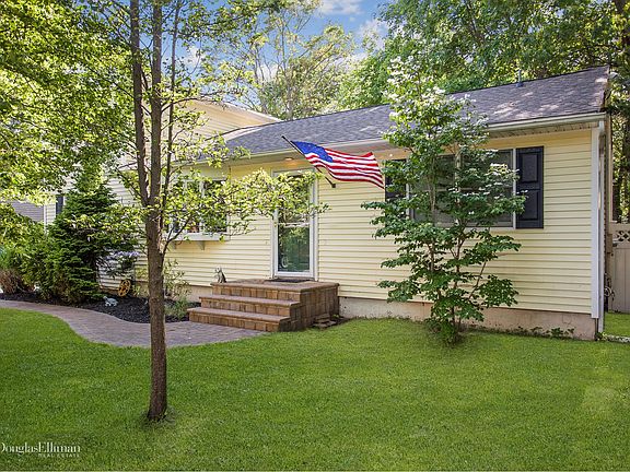 2nd image of 134 Pine St