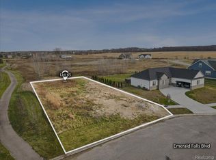10009 Emerald Falls Blvd, Grand Blanc, MI 48439