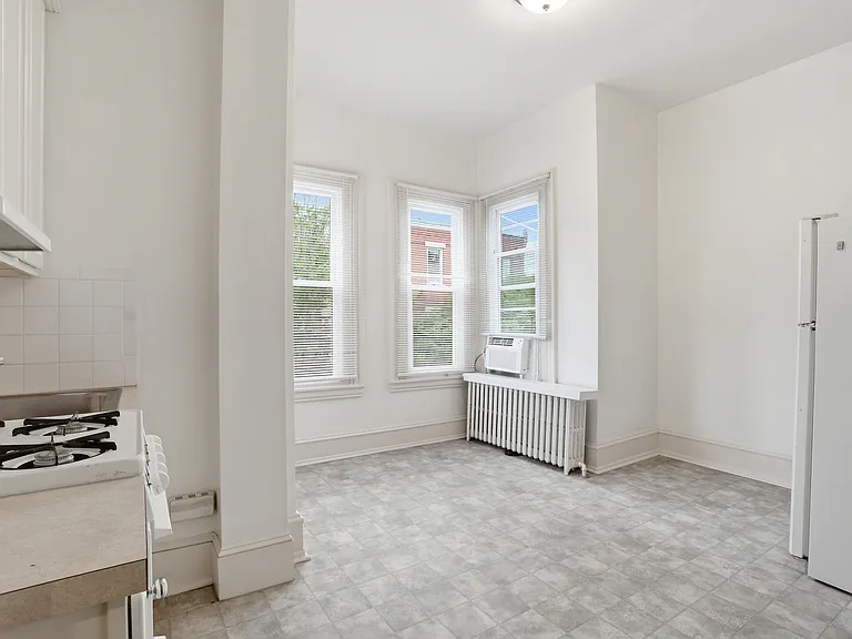 2441 Brown St #2R — Photo 18