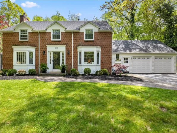 658 Oakridge Dr, Rochester, NY 14617