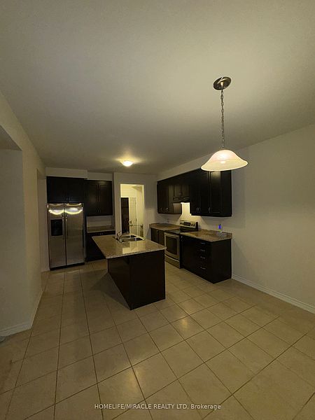 Brampton House for rent - 4 Bedrooms — photo 2