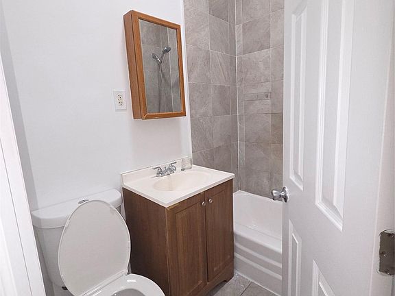 3rd image of 784 Cauldwell Avenue
