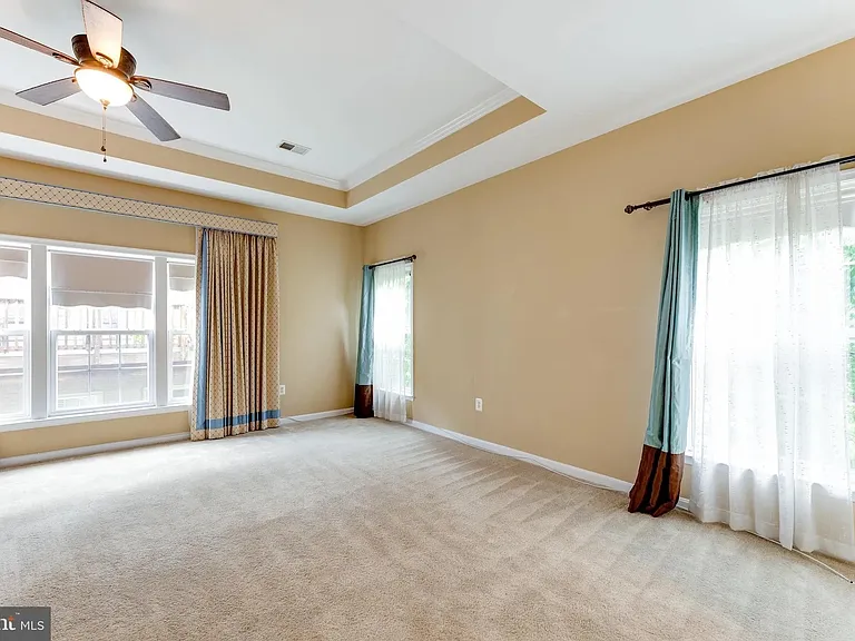 Grand Master Bedroom 18'x22'