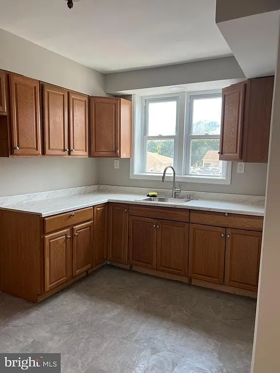 3 bed, 1.0 bath, 1160 sqft, $1,800 — Photo 4