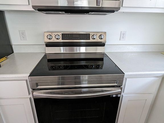 3rd image of 93 Edgefield Rd