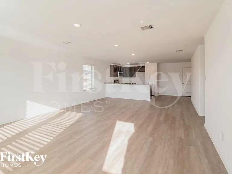 453 Maple Bend Ln — Photo 3