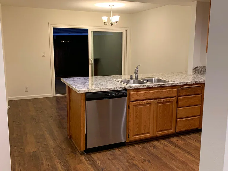 1219 E 1st St — Photo 11