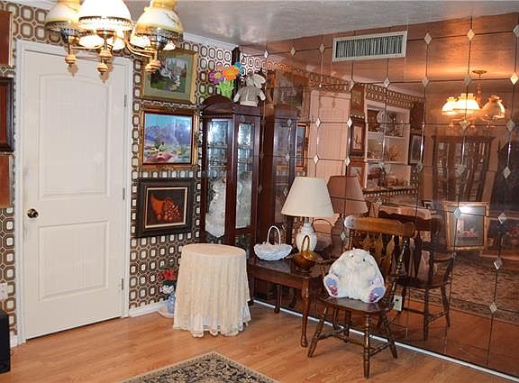 3rd image of 433 E Ferndale Ln