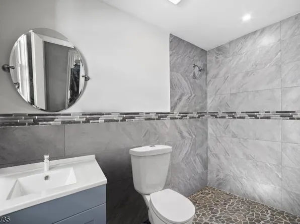 511 Davis Avenue image 2 of 20