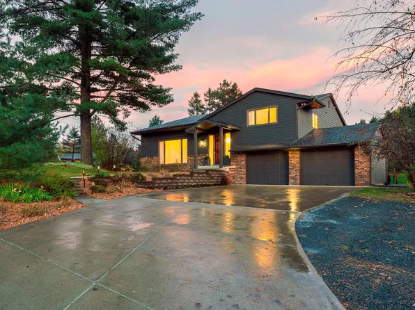 8281 Deer Pond Trl N, Lake Elmo, MN 55042