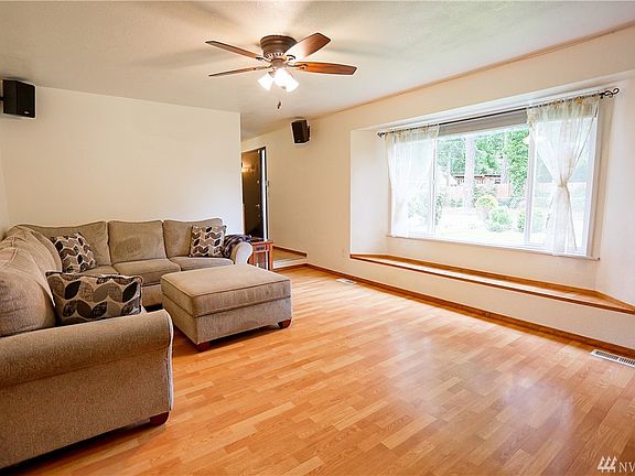 5th image of 3109 176th St E