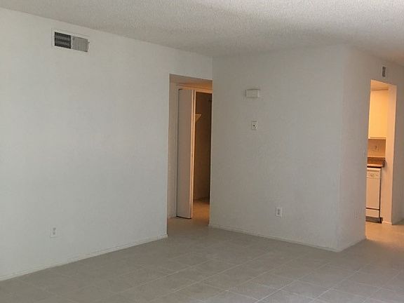 851 S HORN LIVINGROOM_02142024