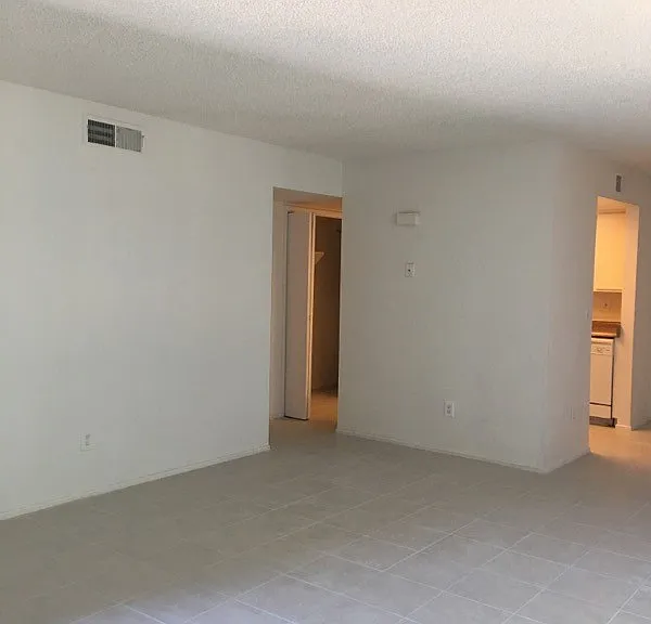 851 S HORN LIVINGROOM_02142024