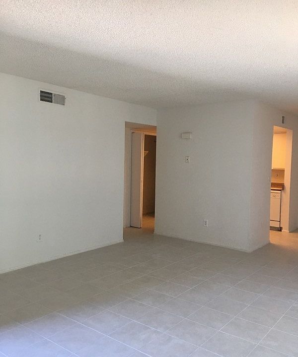 851 S HORN LIVINGROOM_02142024