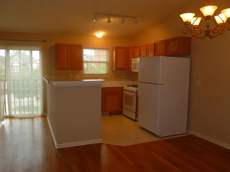 941 Bromley Pl — Photo 3